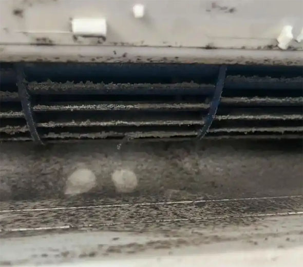 玛沁空调吹的风有股烧焦味是怎么回事